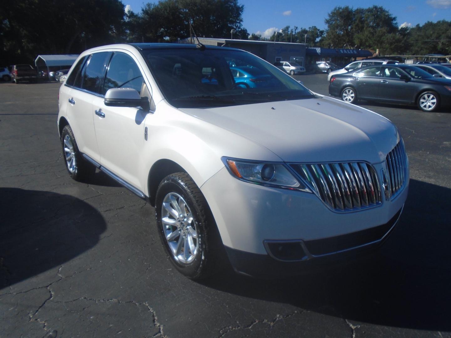 2014 Lincoln MKX FWD (2LMDJ6JK5EB) with an 3.7L V6 DOHC 24V engine, 6-Speed Automatic transmission, located at 6112 N Florida Avenue, Tampa, FL, 33604, (888) 521-5131, 27.954929, -82.459534 - Photo#2